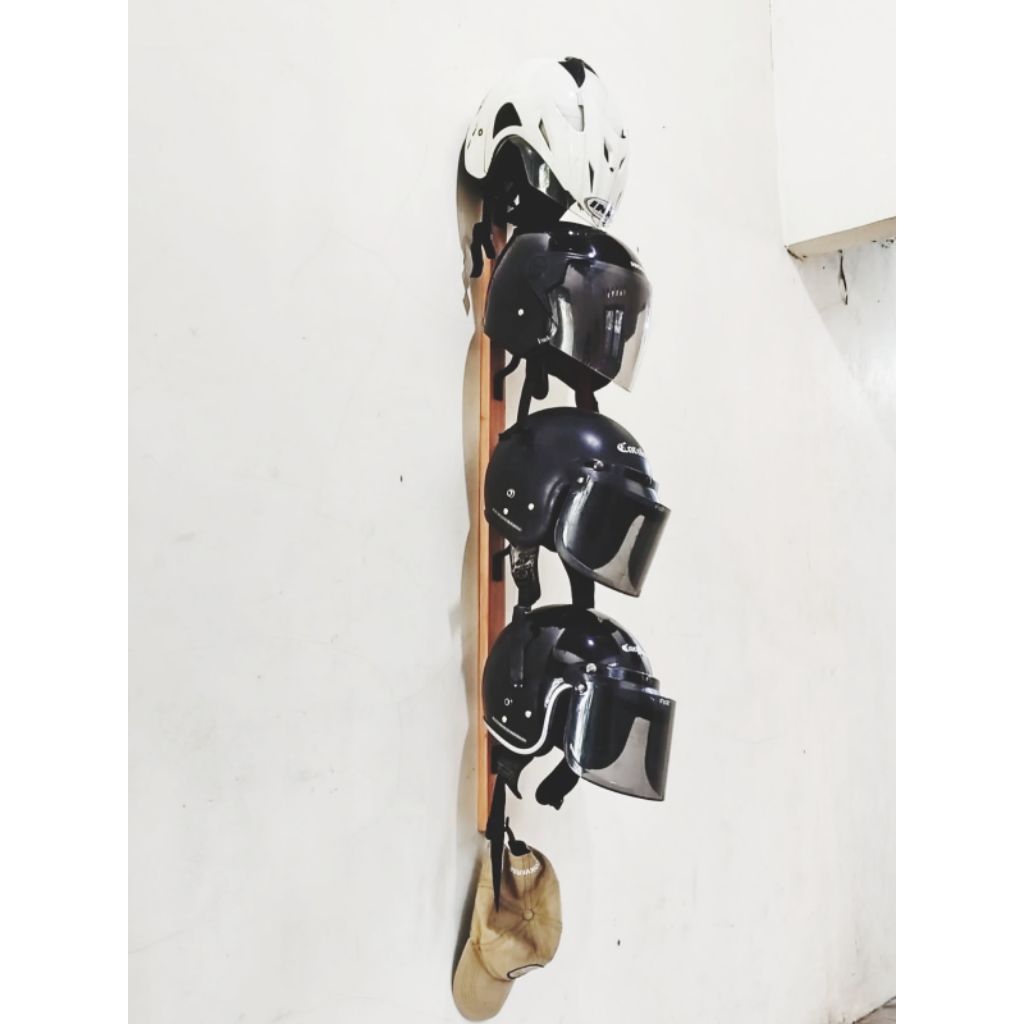 Gantungan Helm Dinding Rak Cantolan Besi Rak Penyimpanan Helm Rak Helm Kayu