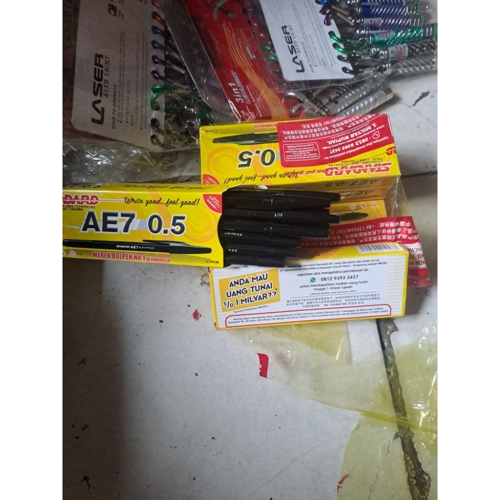 

pulpen hitam standar 1 lusin