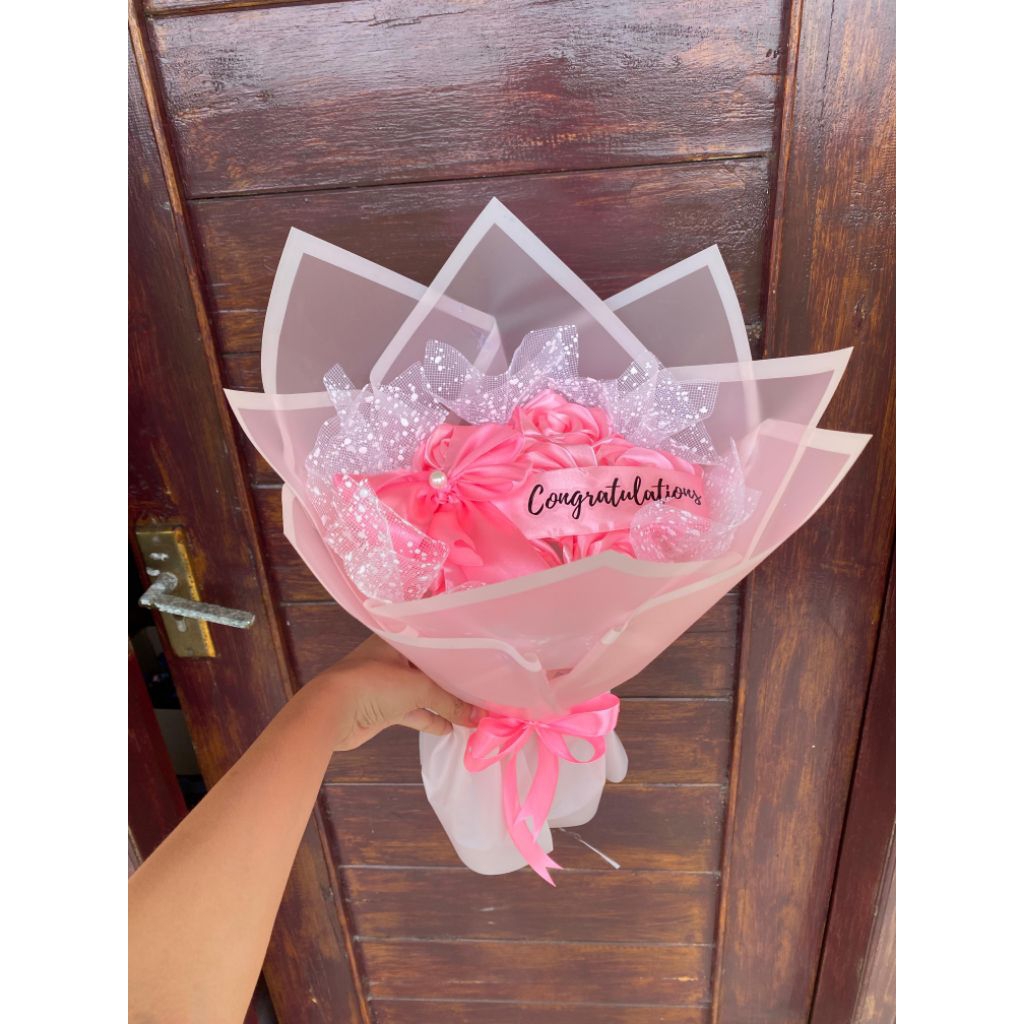 

Buket Bunga Pita Satin Pink – "Congratulations" by Avea Florist size XL wajib order dus packing buket satin pita buket graduation buket wisuda