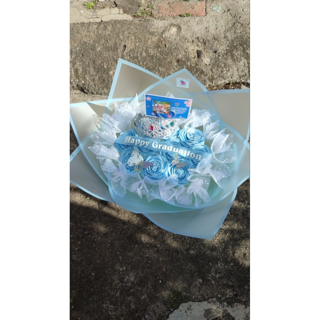 

BUKET PITA SATIN 10 TANGKAI GLITER + PITA UCAPAN + MAHKOTA BESAR + KUPU² + KARTU UCAPAN
