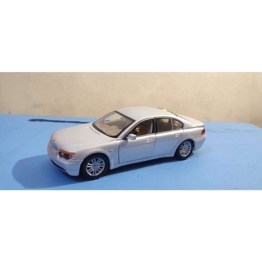 Diecast Welly 1:24 BMW 745i Silver
