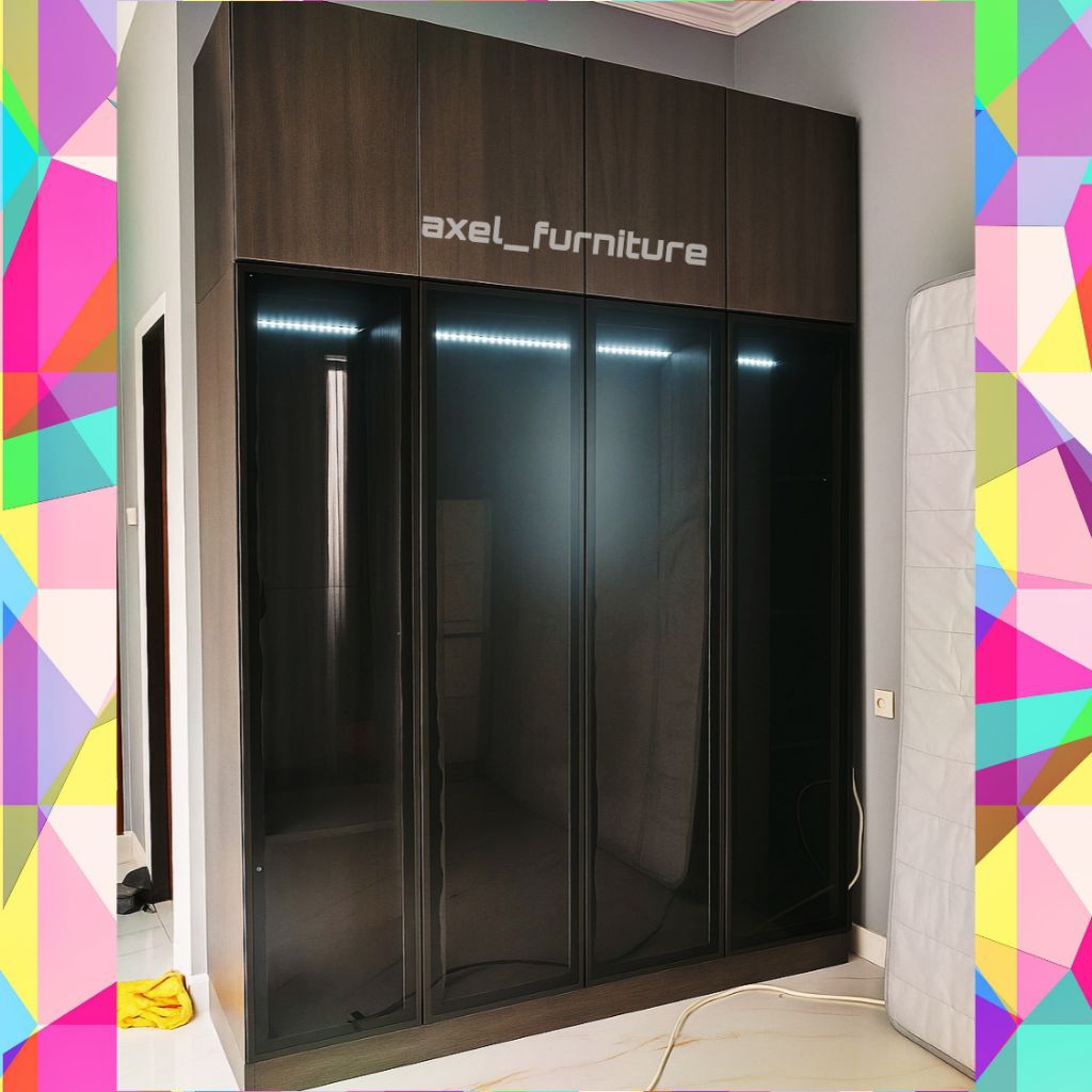Lemari pakaian pintu kaca dengan lampu. lemari baju glass door. lemari jumbo model mewah minimalis. 