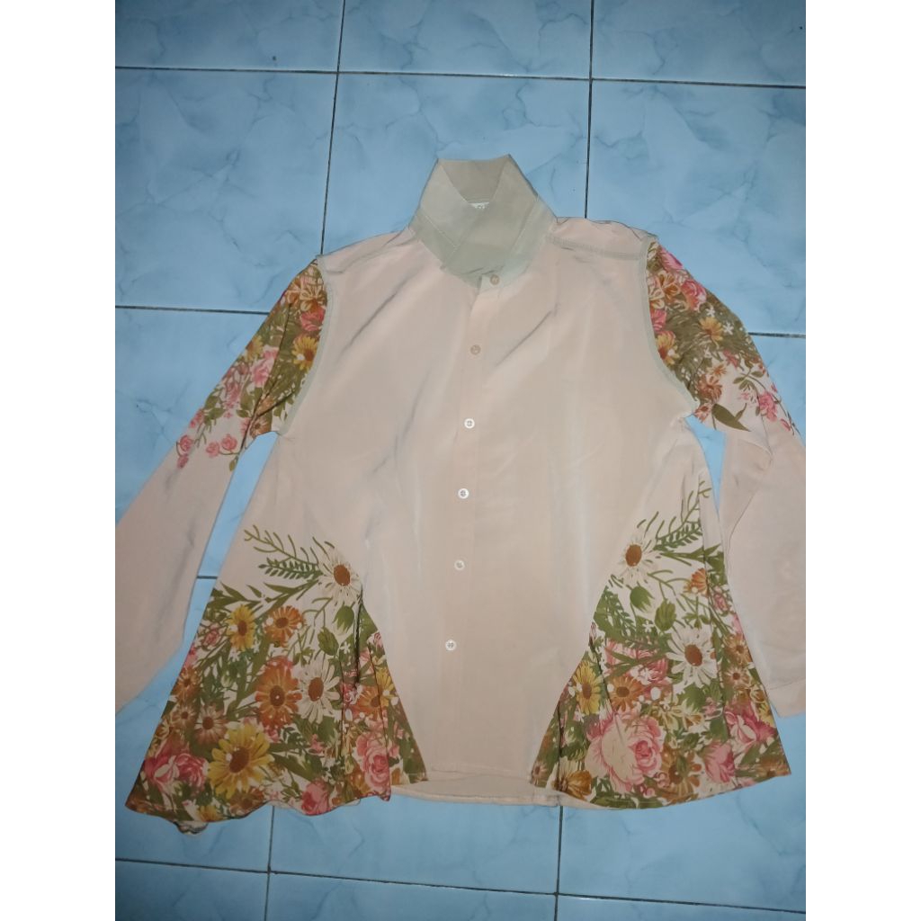 Blus motif bunga