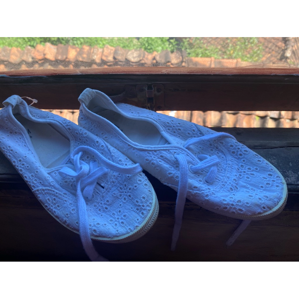 SEPATU H&M