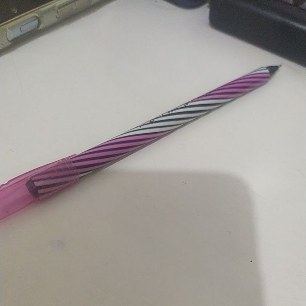 

pulpen warna hitam alat tulis