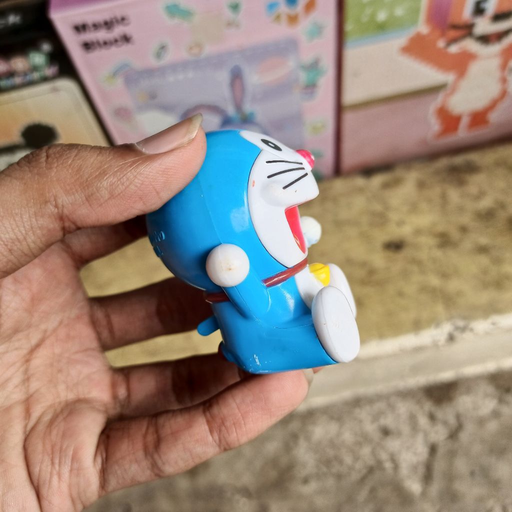 Figur doraemon McD