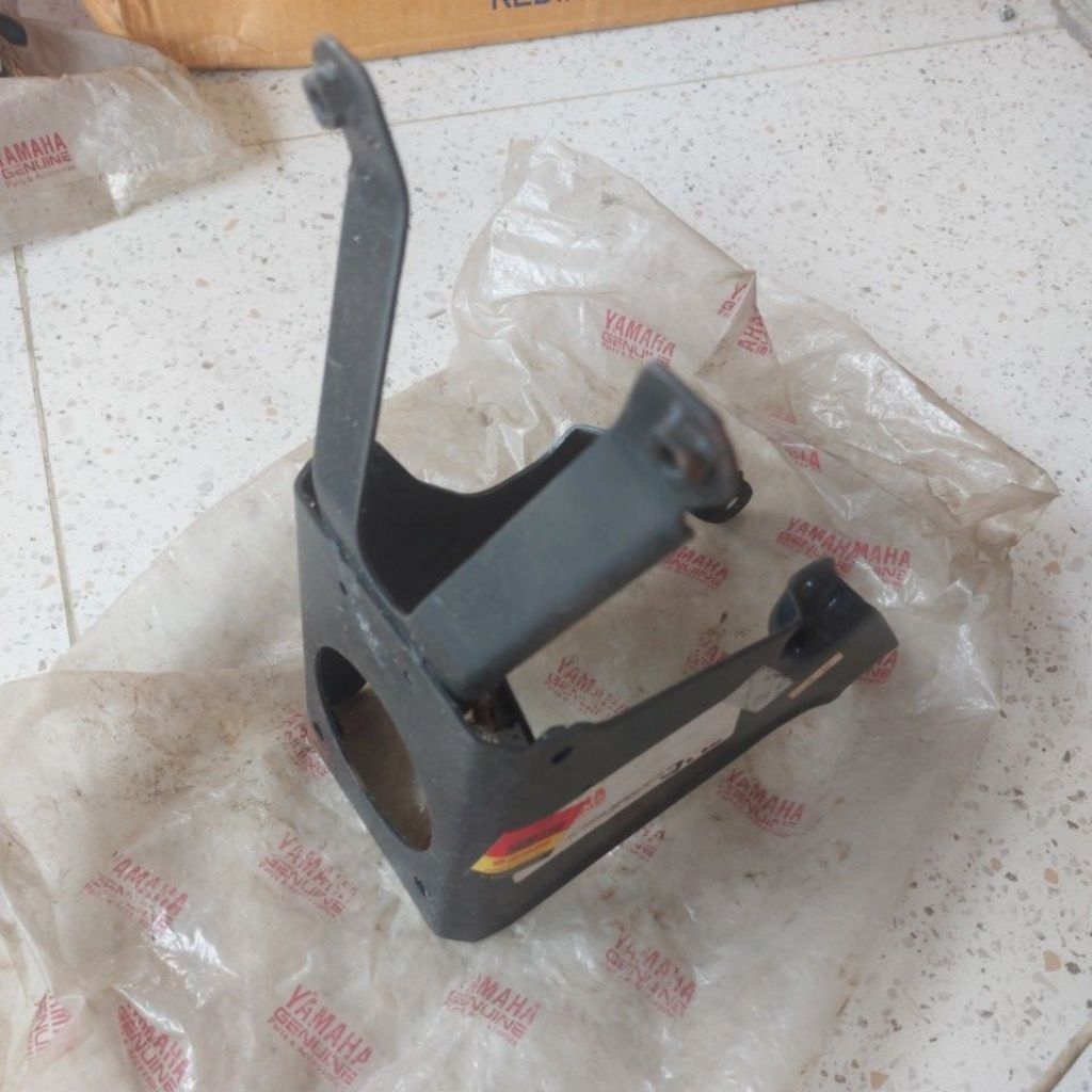 dudukan braket breket dasi panel depan f1z Force 1 Force1 Poswan original 3XA-F331A-00-33