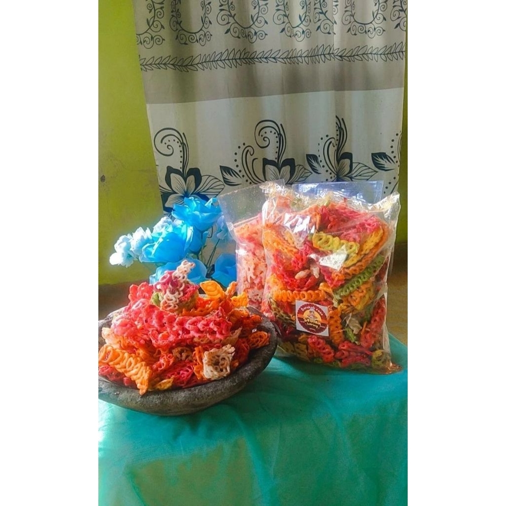 

Seblak kering ( Sebring ) Kerupuk kemplang taraje Cemilan yang gurih...reunyah..kriuk kriuk & Seuhah pedas Dengan aroma khas rasa jeruk.cikur,kacang.