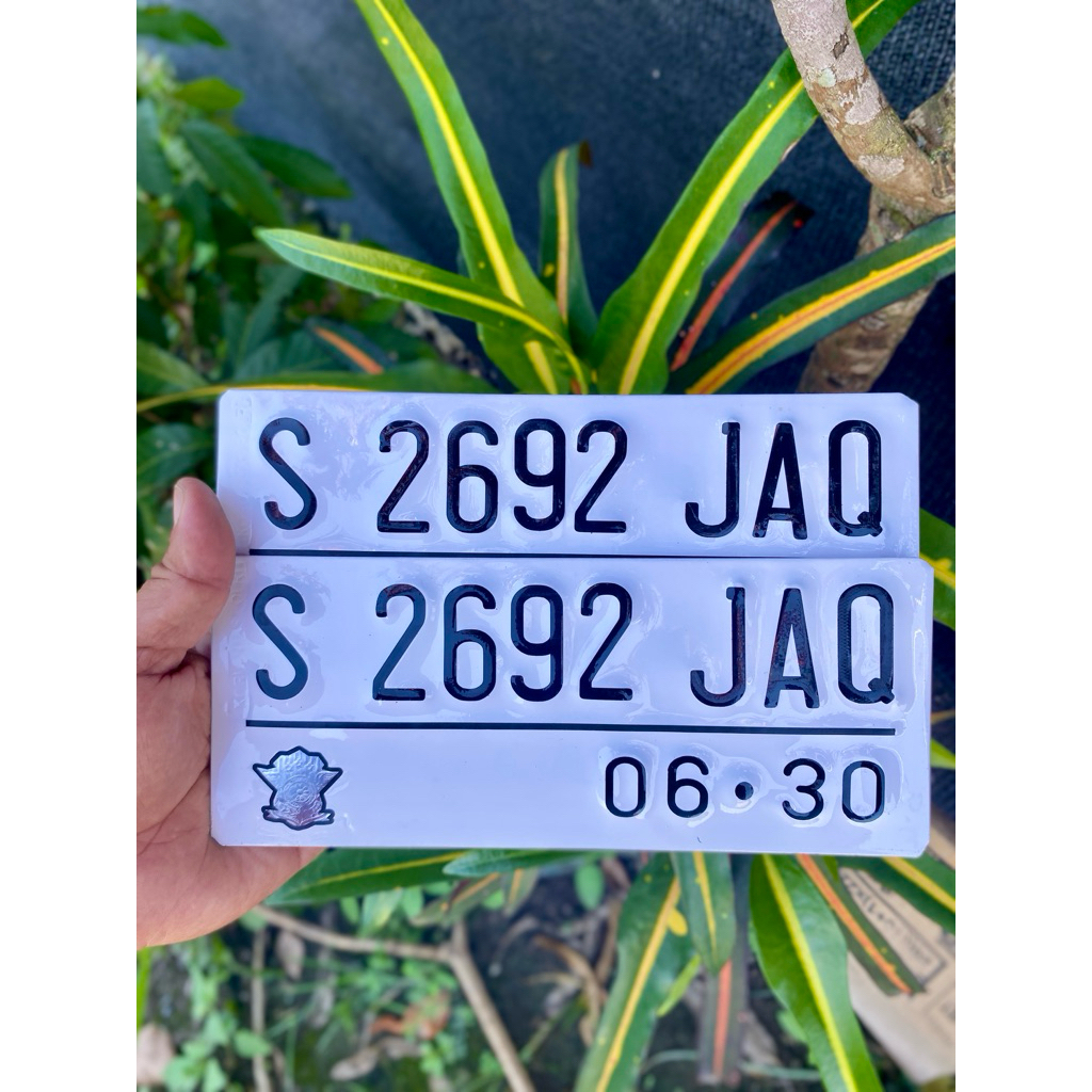 PLAT MOTOR CUSTOM WARNA PUTIH PLAT MOTOR CUSTOM BAUT TANAM PLAT MOTOR UKURAN KECIL SATU PASANG