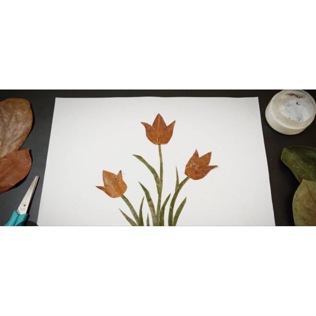 

Kerajinan tangan kolase daun kering tema bunga siap pajang