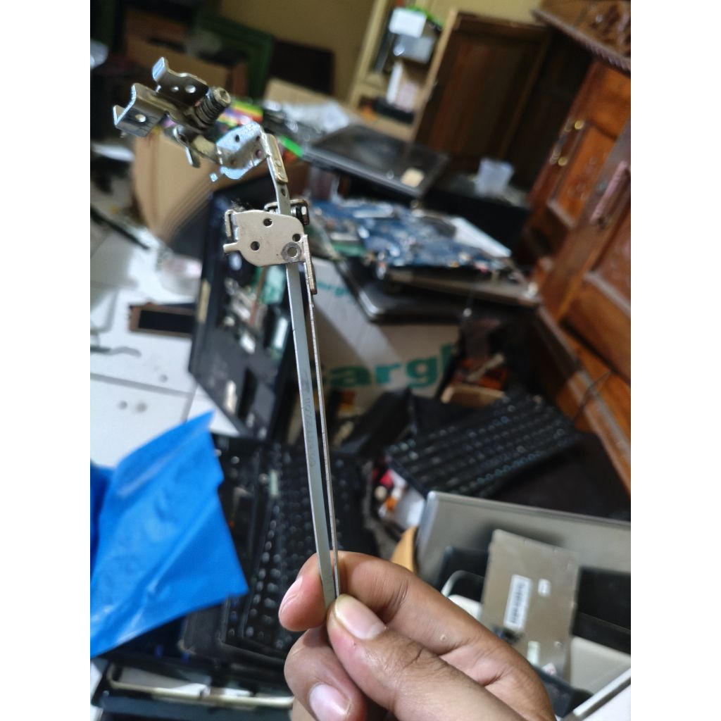 engsel laptop dell Vostro 3500 ori