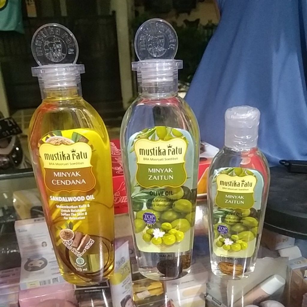 mustika ratu minyak zaitun 175 ml dan mustika ratu minyak cendana 175 ml