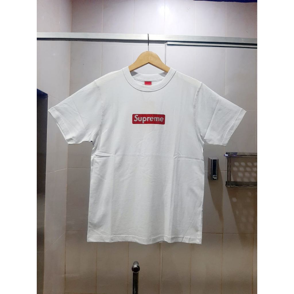 ( SUPREME ) KAOS T-SHIRT SHORT SLEEVE SWAROVSKY RED LOGO NEW EDITION WHITE 100% ORIGINAL