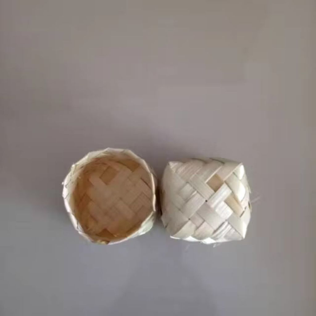 

Besek bambu ukuran 6x6cm( sepasang)