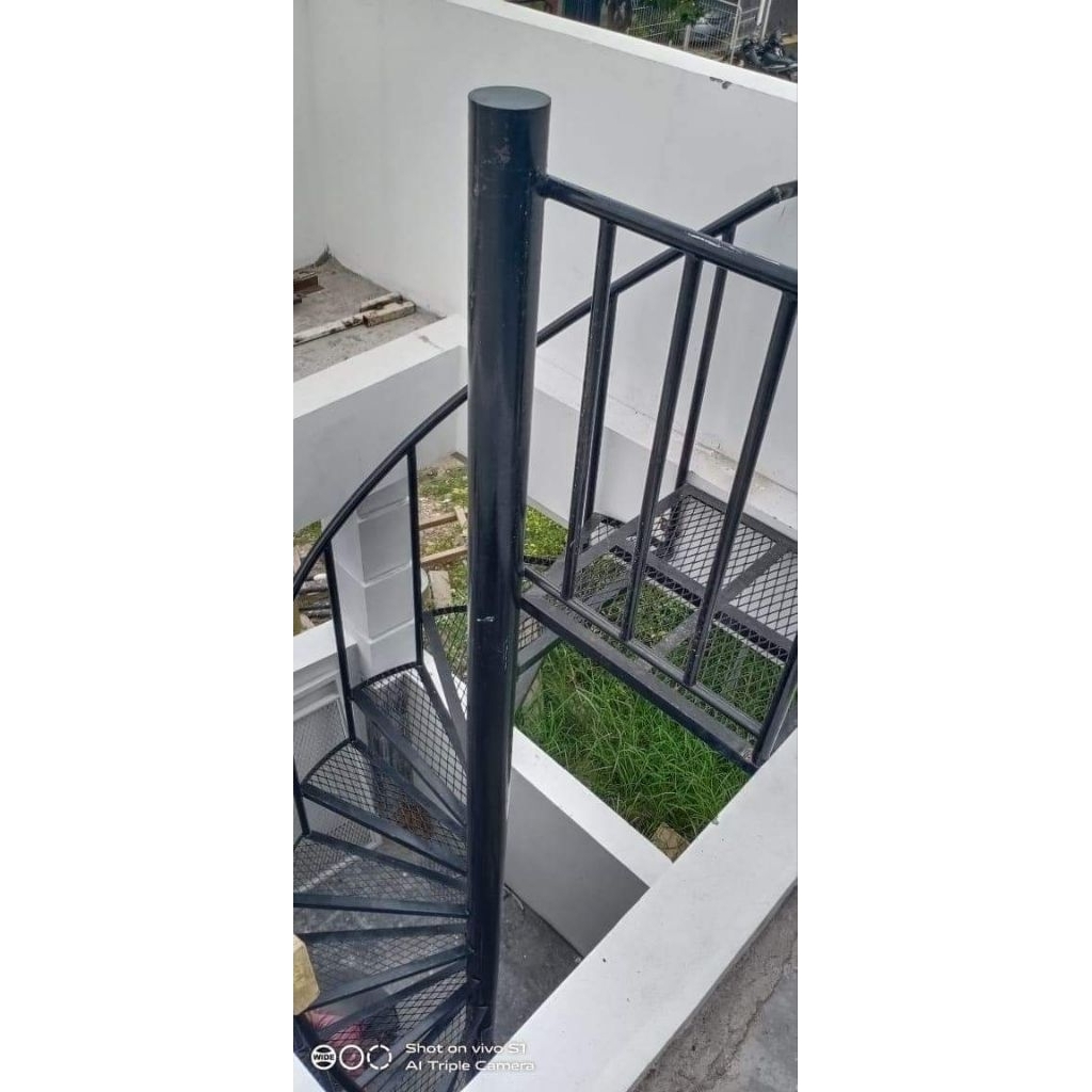 tangga putar besi pipa minimalis