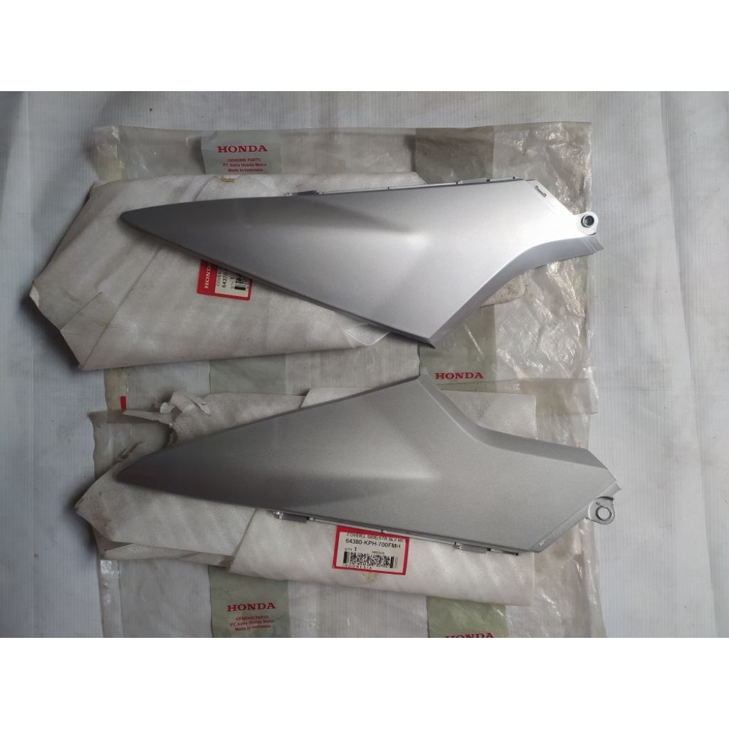 Sambungan Body cover samping Honda SUPRA X 125 Silver Original baru AHM