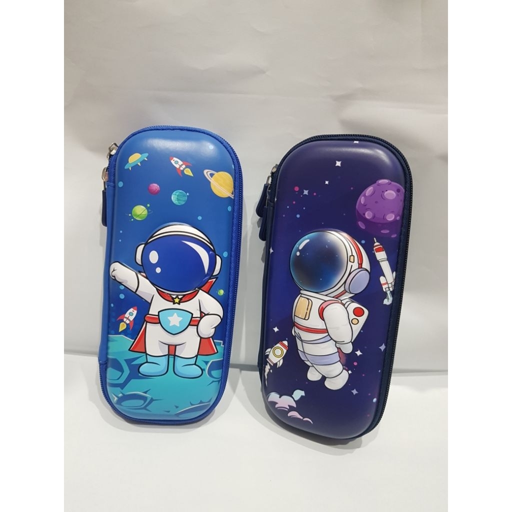 

Tempat Pensil Sleting Embose Karakter Anak Cowo Motif Astronot D10967