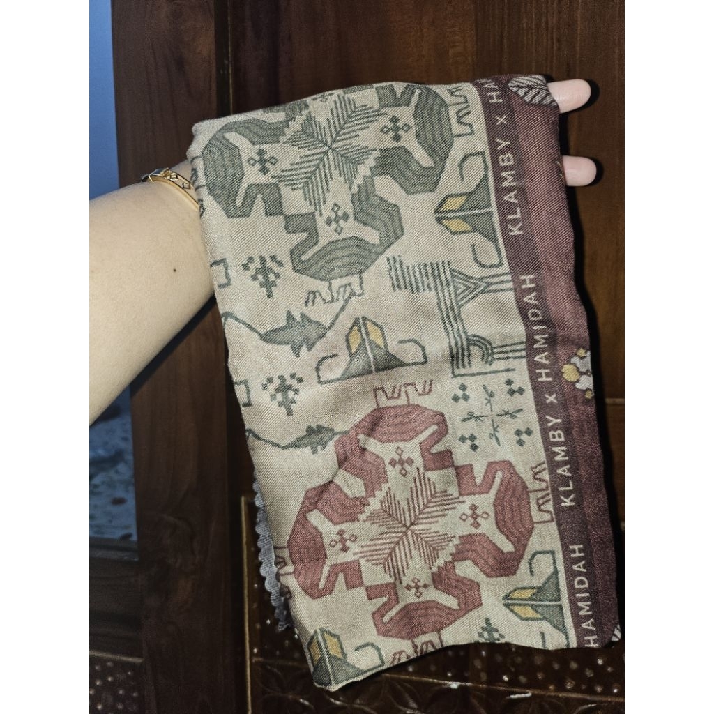 wearing klamby scarf x hamidah lawasan