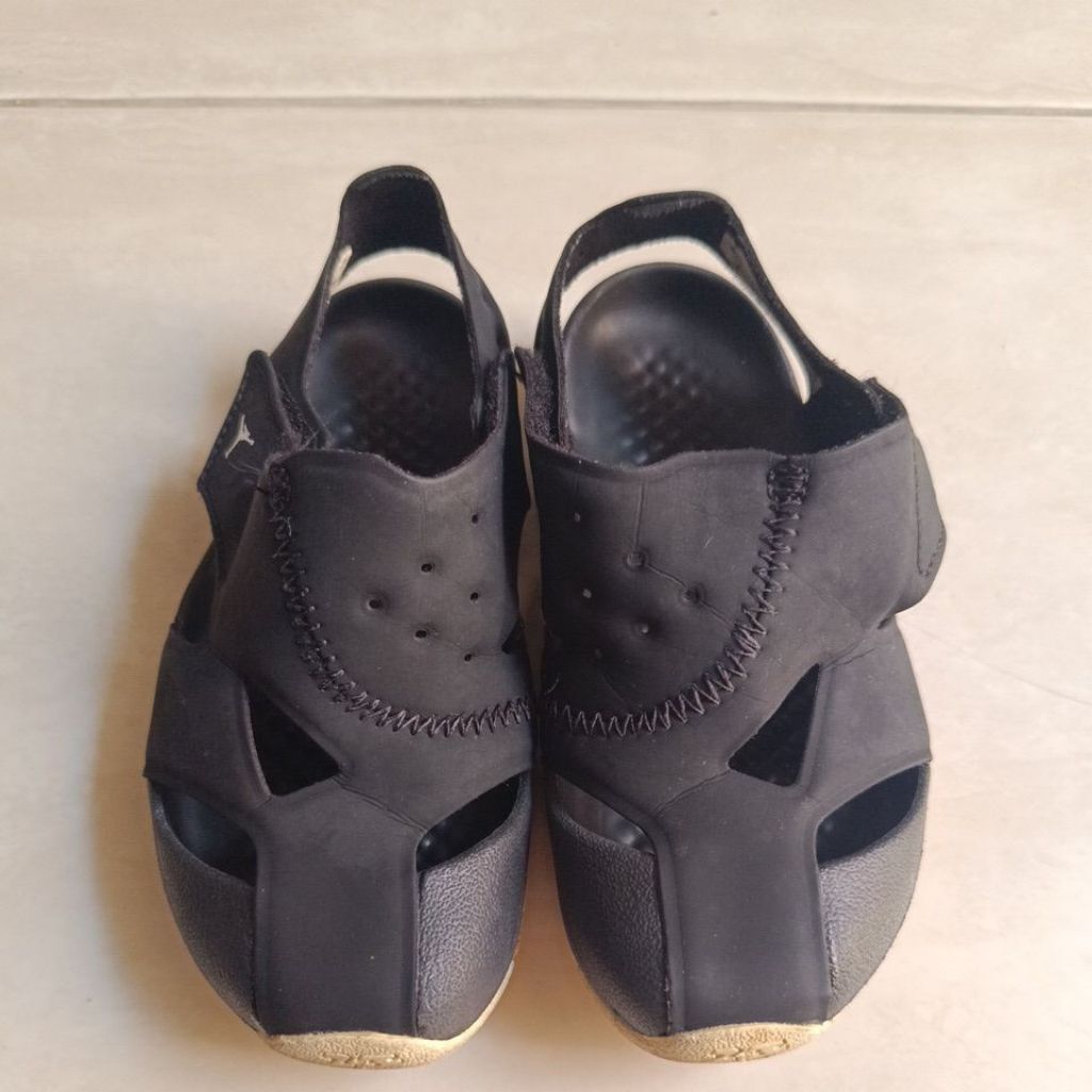 sandal tutup depan anak hitam air Jordan preloved