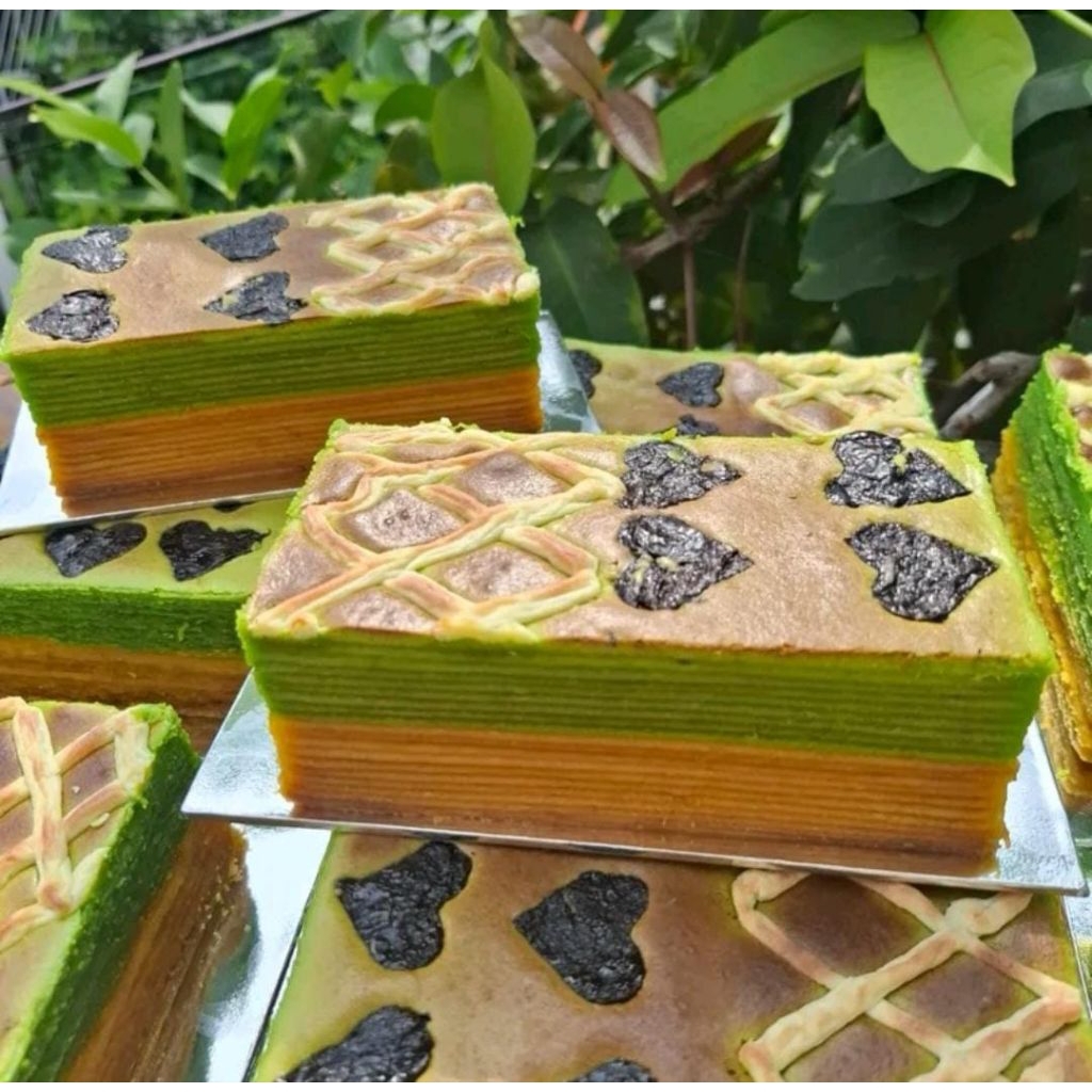 

Lapis legit lumut cheesy prunes pandan PREMIUM (uk 8x16)