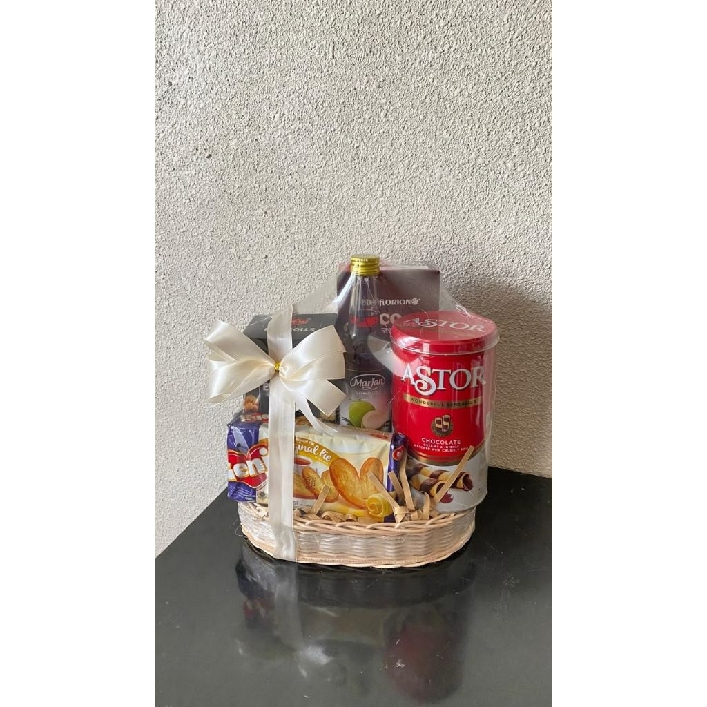 

Hug in a Nest. Hampers Parcel Parsel Lebaran Natal Hadiah Gift THR Kado Makanan kantor