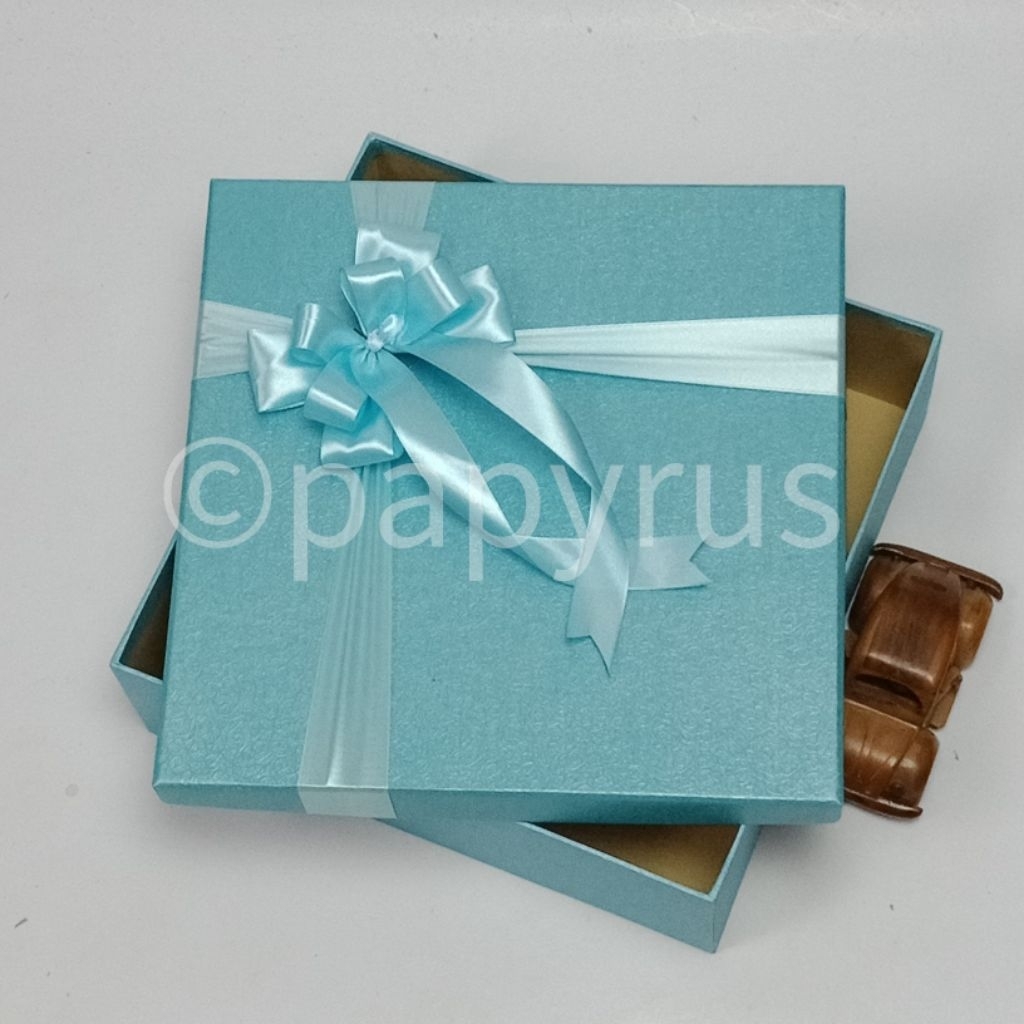 

PAPYRUS 30x30 Tinggi 5cm Kotak Kado Gift Box V3