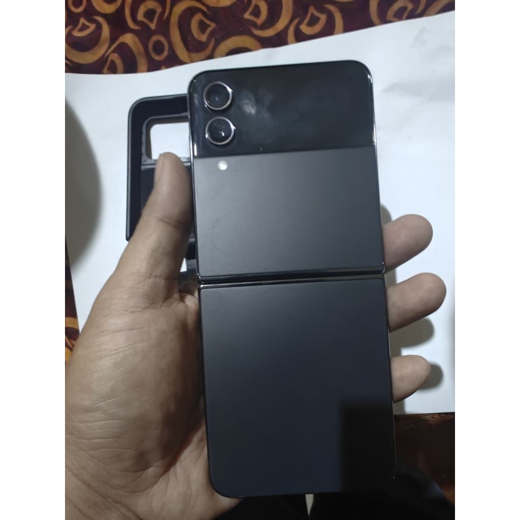 Samsung ZFlip 4 256 GB minus DOT pixel dan garis