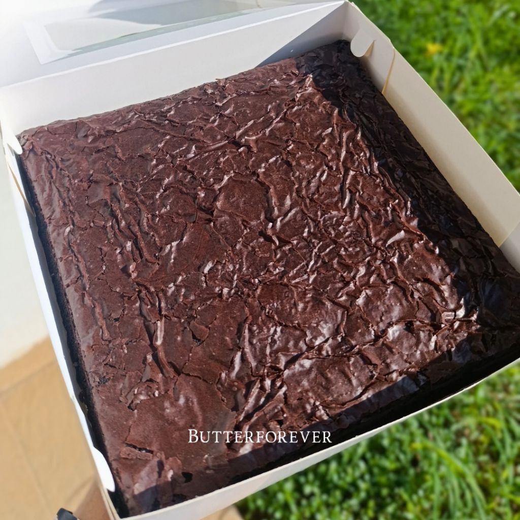 

Fudgy Brownies Tanpa Topping & Tidak Dipotong size 22x22 cm