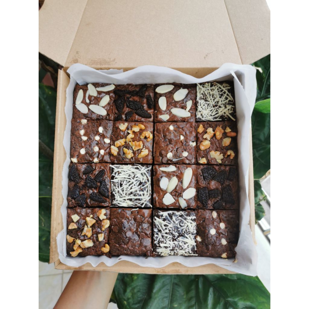

Fudgy Brownie dengan mix toping (almond, walnut, oreo, keju, kacang tanah dan chocochips)