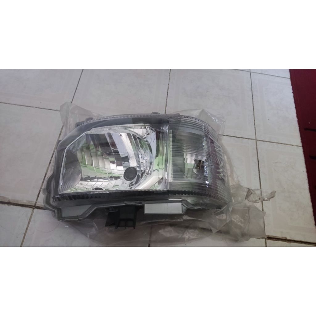 Headlamp Hiace Premio bagian kanan 2014-2018