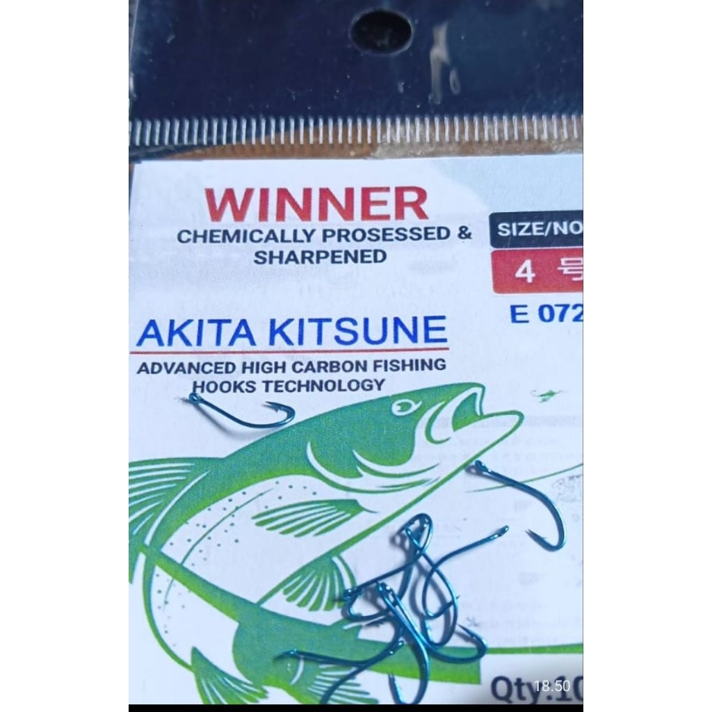 Kail Pancing Akita kitsune biru dengan lubang