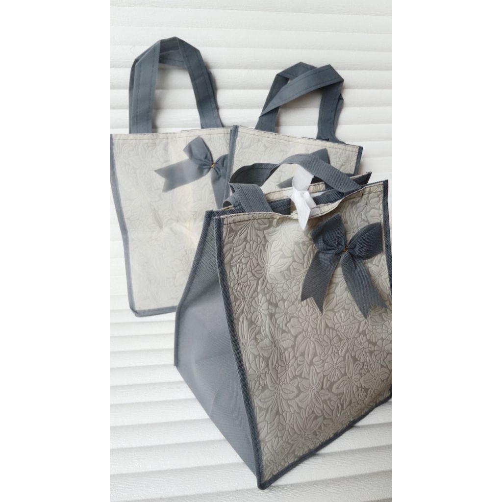 

Tas Hajatan Spunbond Tebal Pita Embos Ukuran 20×20×28 cm 12 pcs