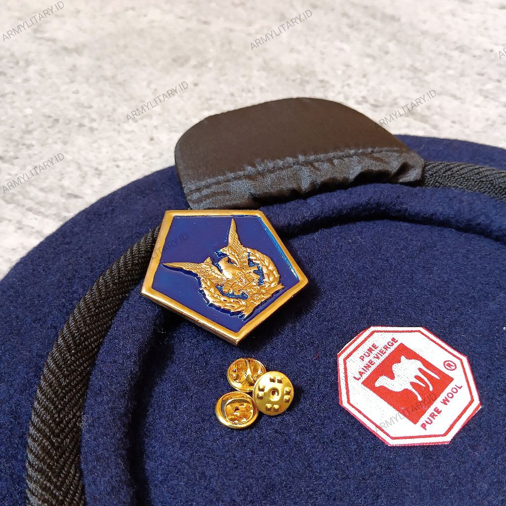 TOPI BARET DAN EMBLEM BARET TNI AU