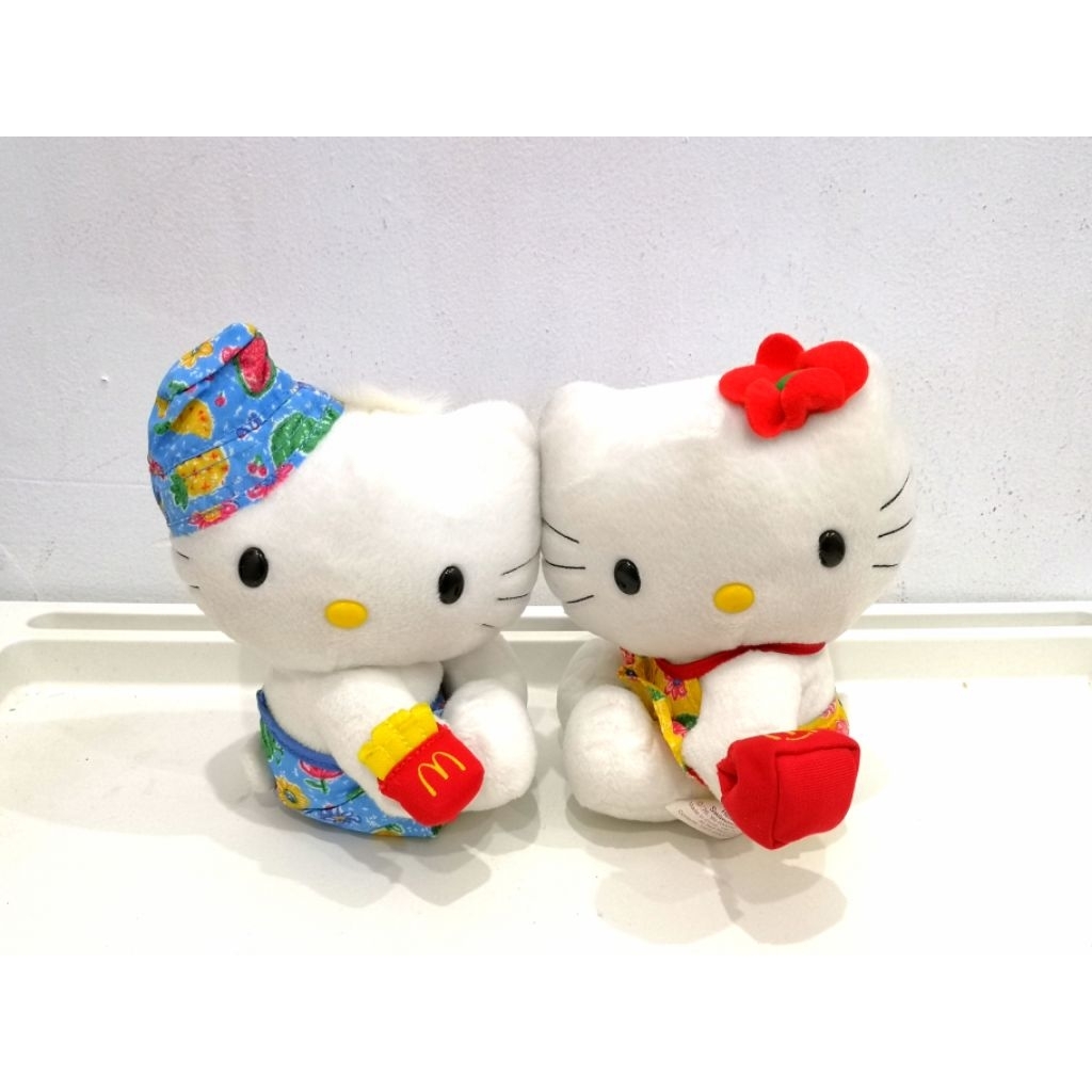 boneka hello Kitty couple beach
