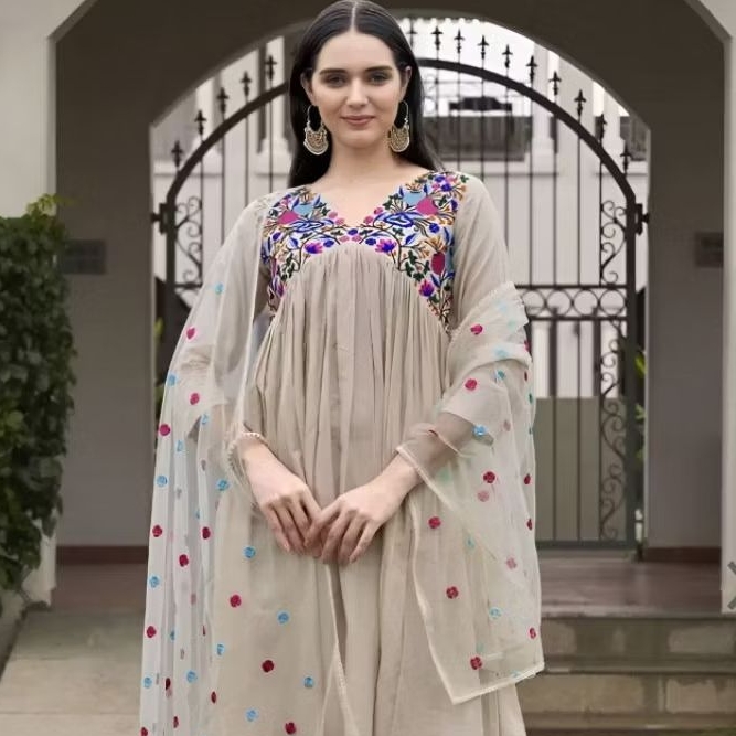 Kurta Wanita dengan Celana dan Dupatta Baju India Yoke Krem