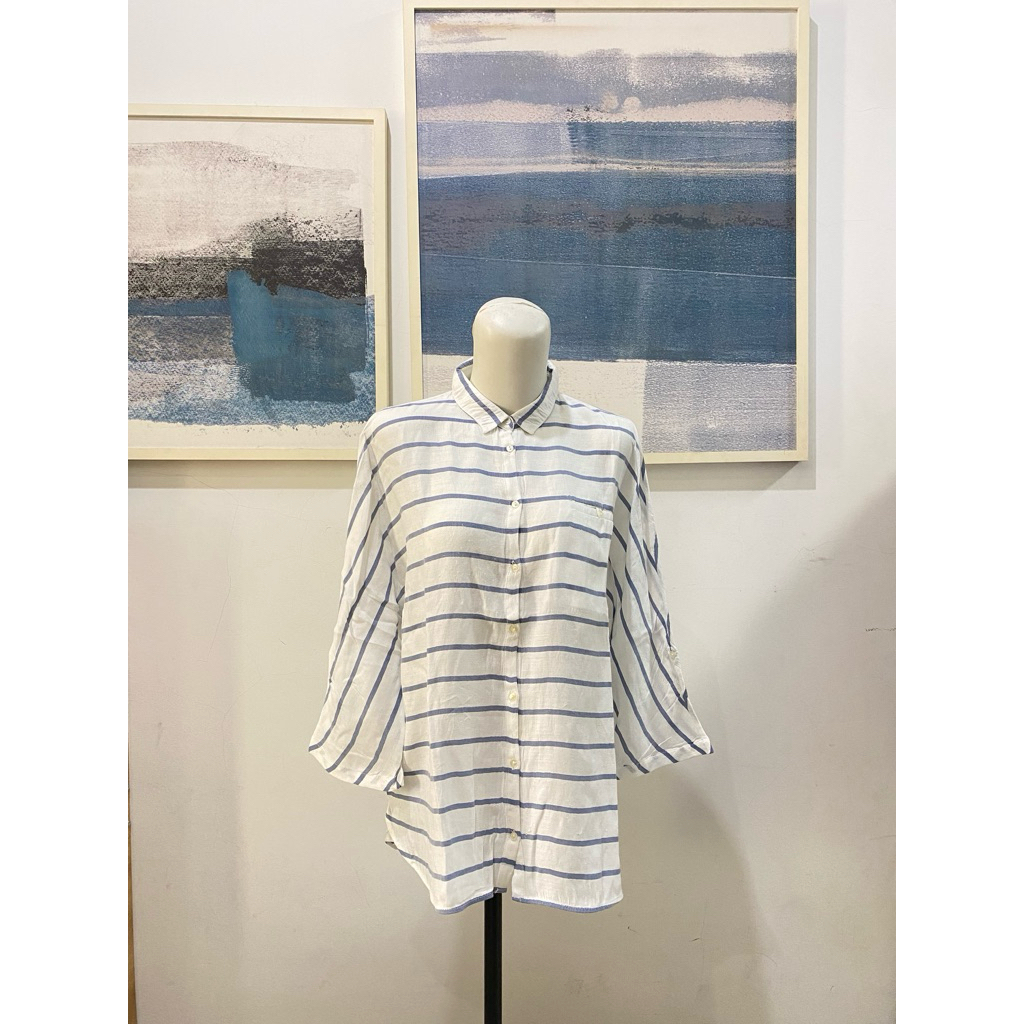 kemeja putih garis biru