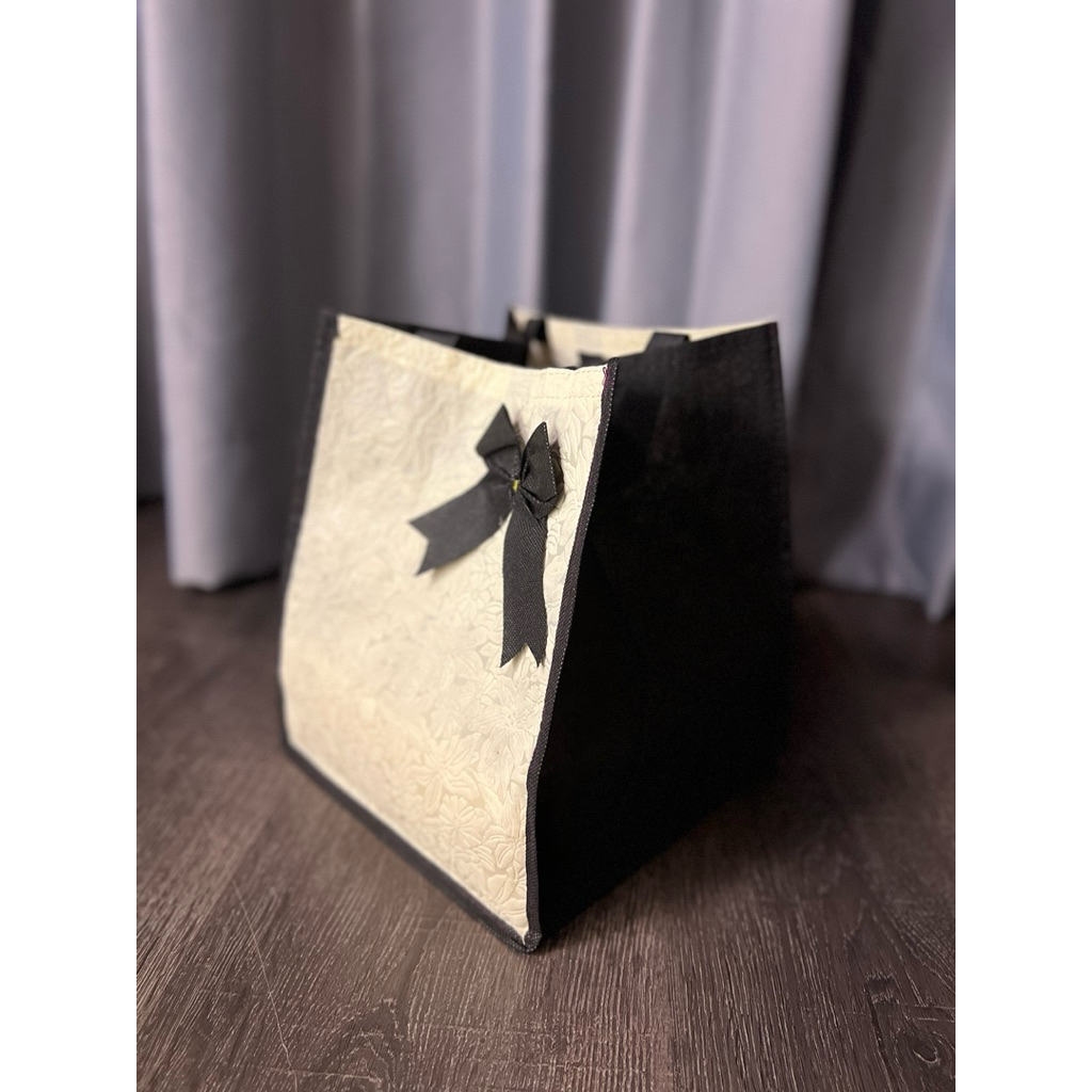 

(1 PACK = 60 PCS) GOODIE BAG HAJATAN MOTIF PITA 22x22 TINGGI 28 CM / TAS HAJATAN / TAS NASI BOX / TAS WALIMATUL / TAS WEDDING / TAS RAMAH LINGKUNGAN / TAS SPUNBOND