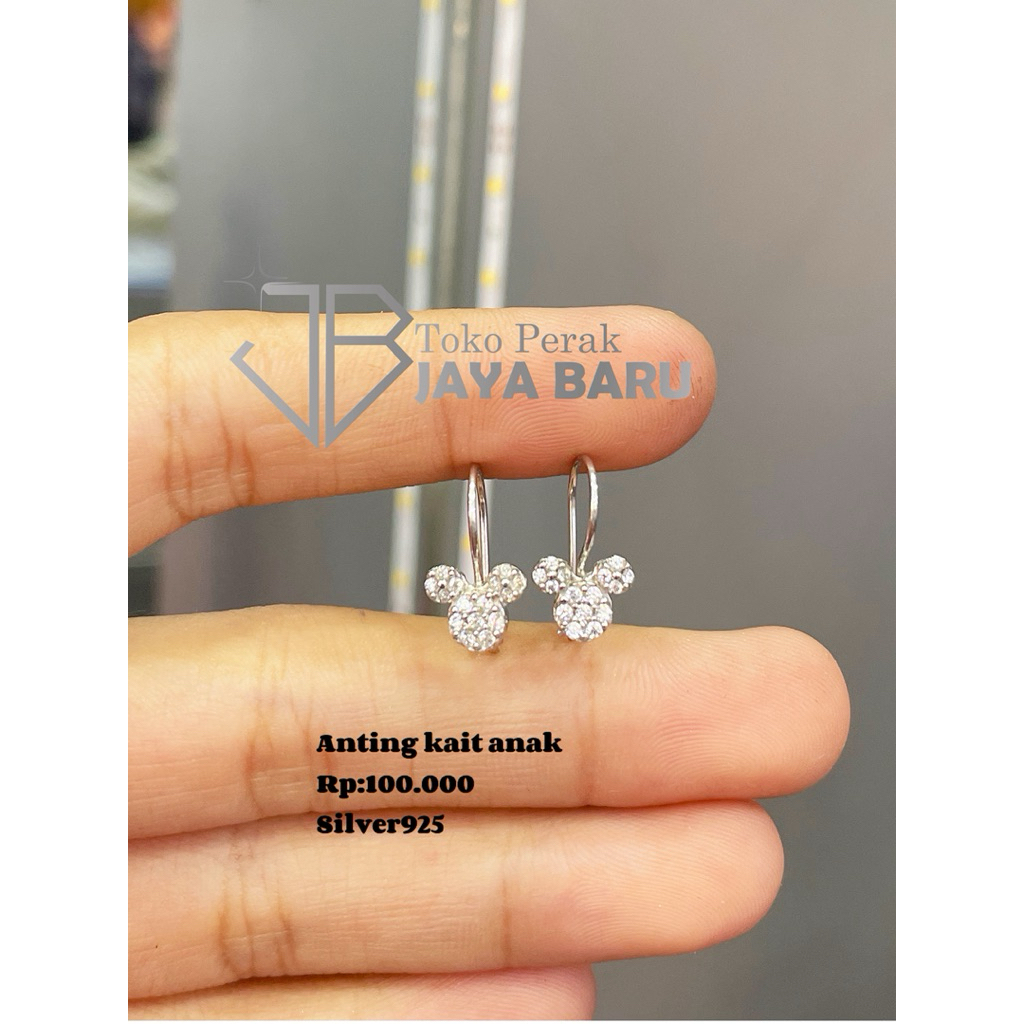 anting kait anak mickey mata