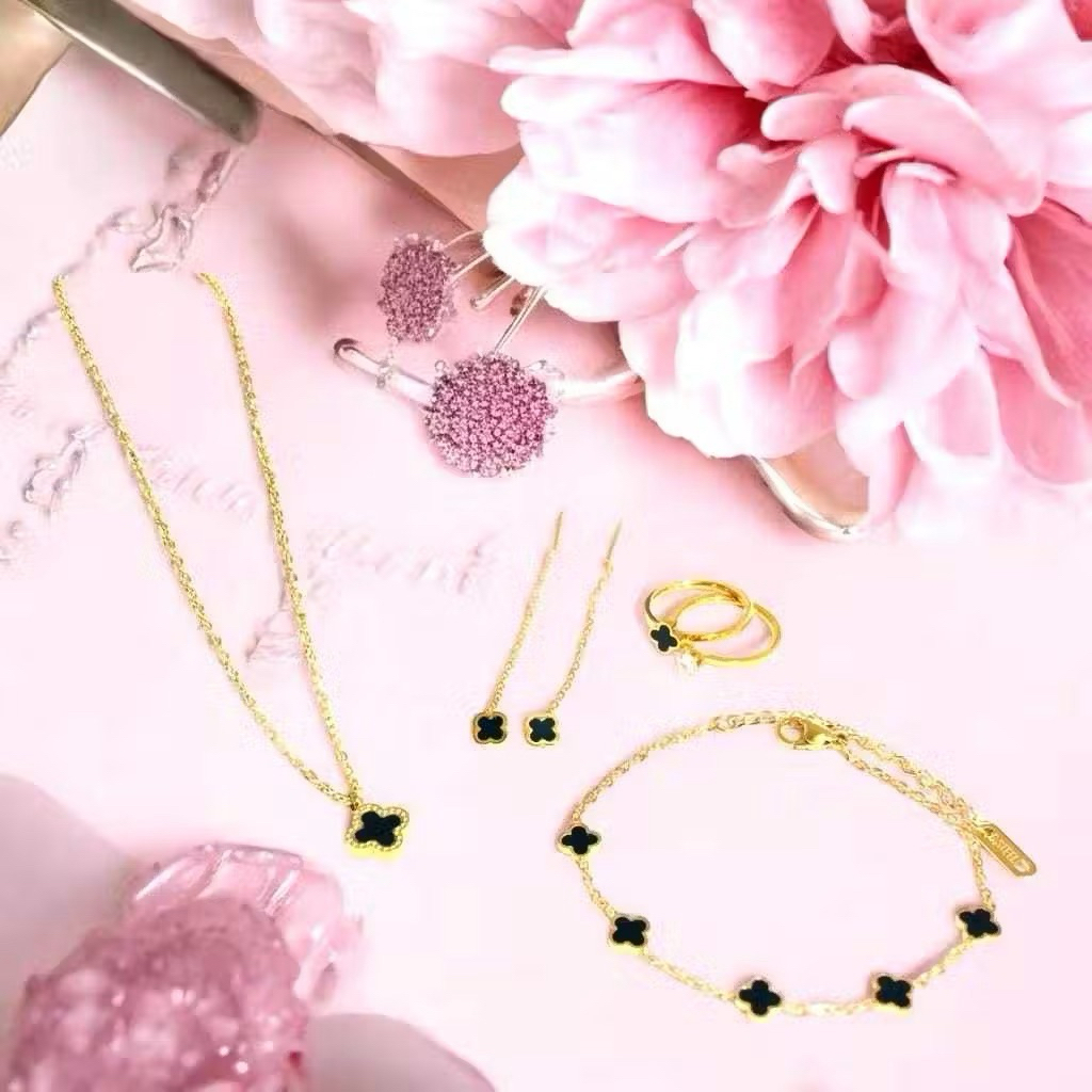 Perhiasan 1 Set Titanium