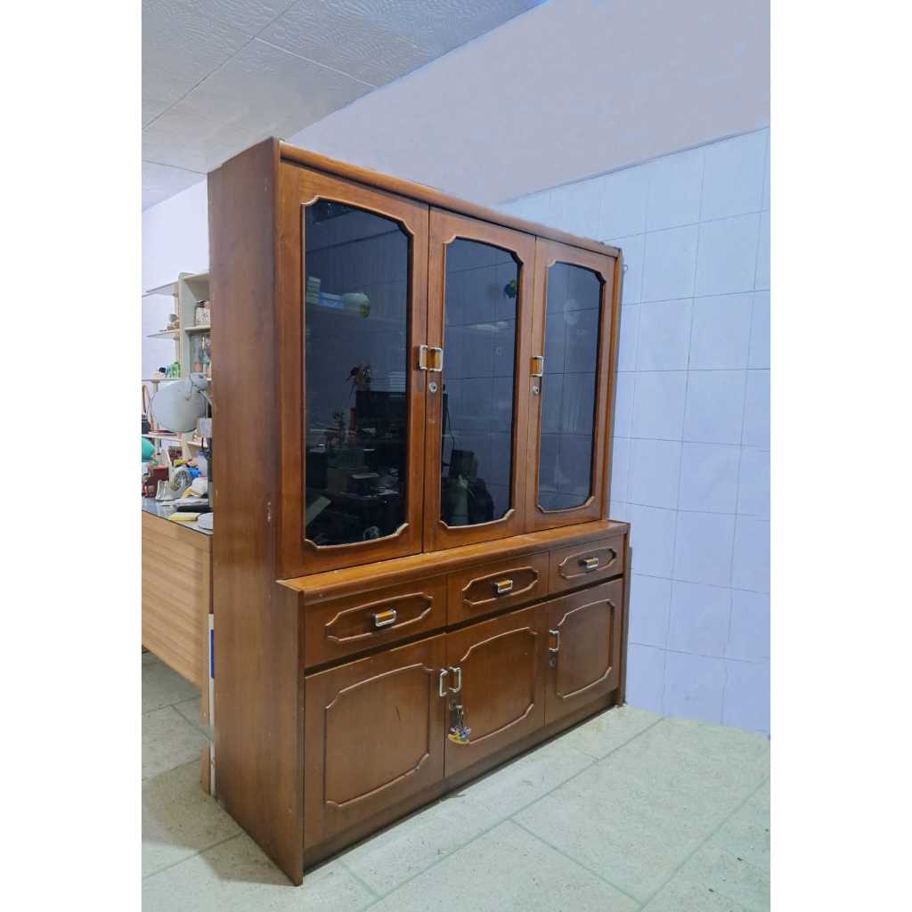 Lemari Pajangan Kayu Bekas dengan Kaca + laci dan kabinet – Kokoh, Elegan, dan Multifungsi
