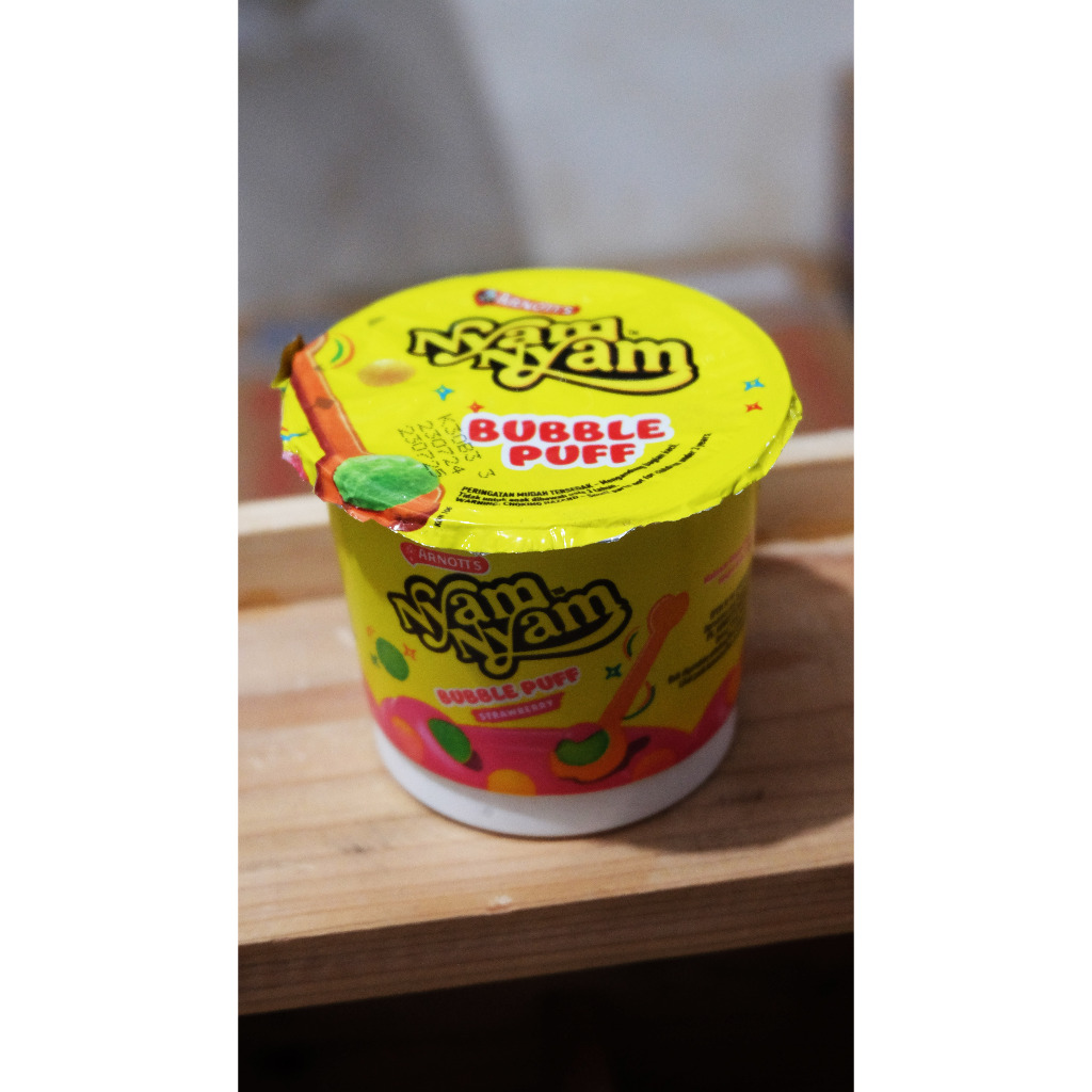 

Nyam-Nyam bubble puff rasa stroberi