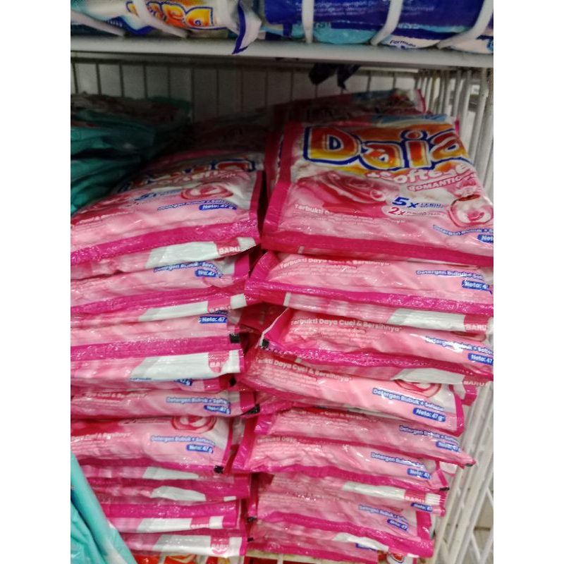 DAIA Sabun Cuci Baju Detergen Bubuk 46gr 12 Sachet Random