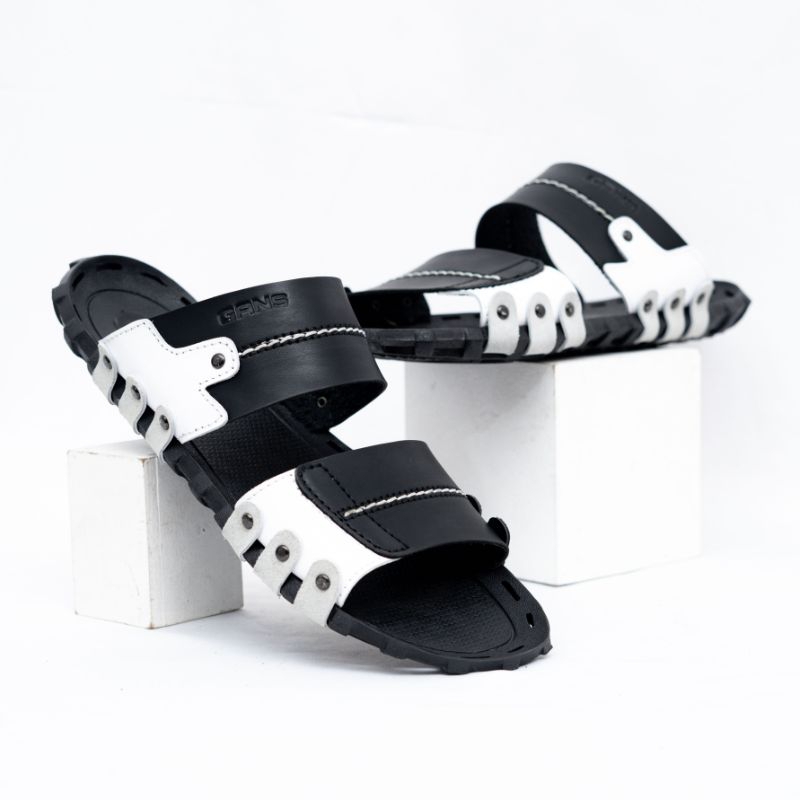 Gans Sandal Sendal Pria Warna Putih/Hitam Sandal Slop Sandal Slip On Sepatu Sandal Kekinian Sendal D