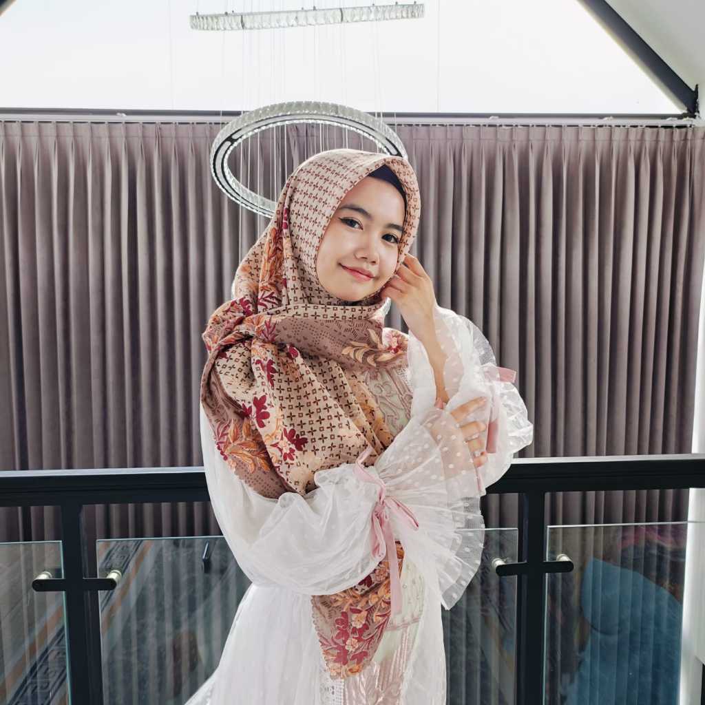 HIJAB SEGI EMPAT BAHAN VOAL MOTIF BUNGA KECIL