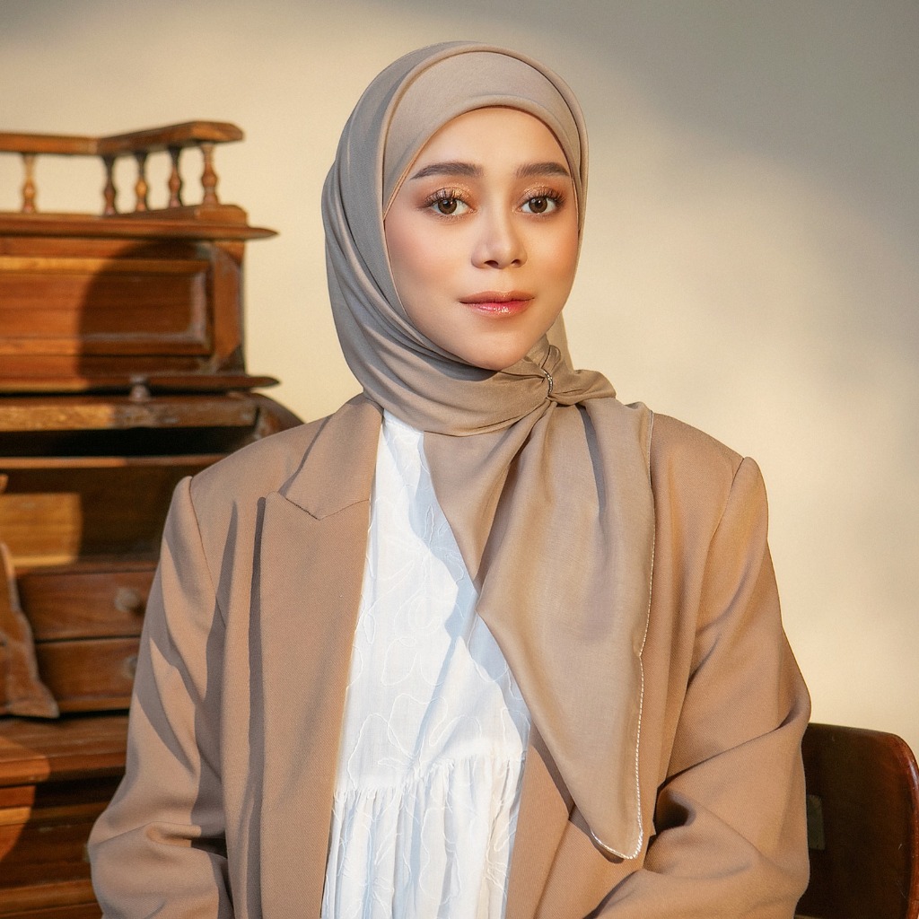Lozy Hijab - Plain Paris Lozy x Lesti (Hijab Segiempat Paris Japan Jahit Luar Timbul)