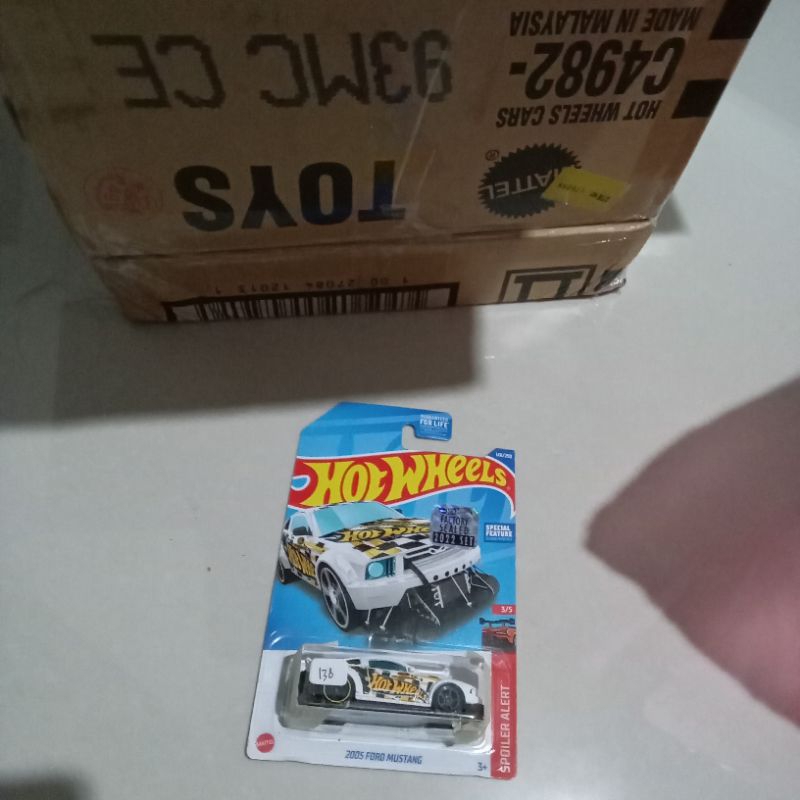 2005 ford mustang hotwheels putih