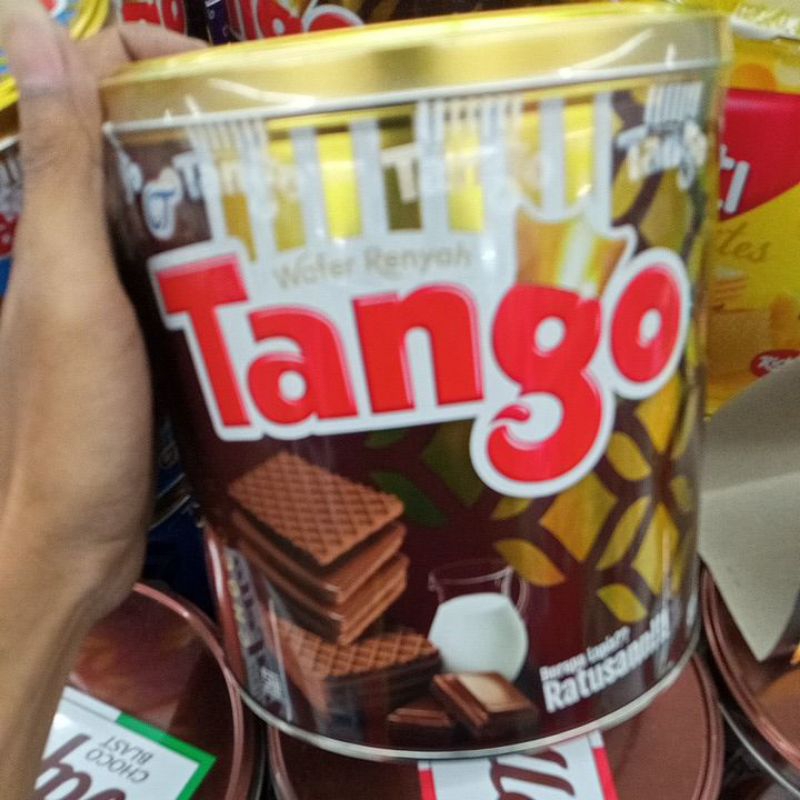 

tango wafer kaleng 240g1karton