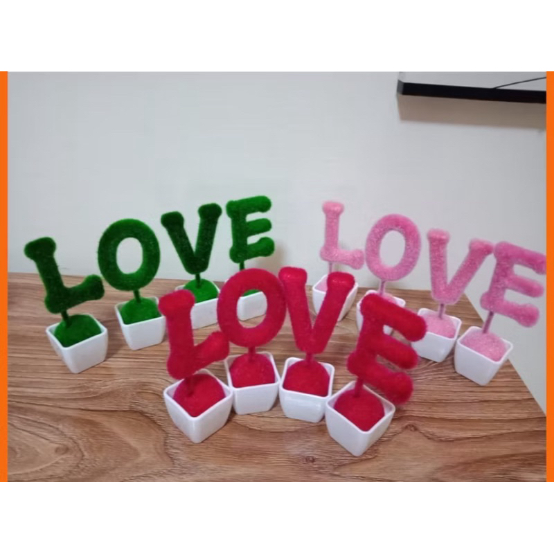 

Hiasan Love warna merah