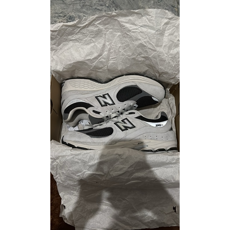 nb 2002r black grey 42
