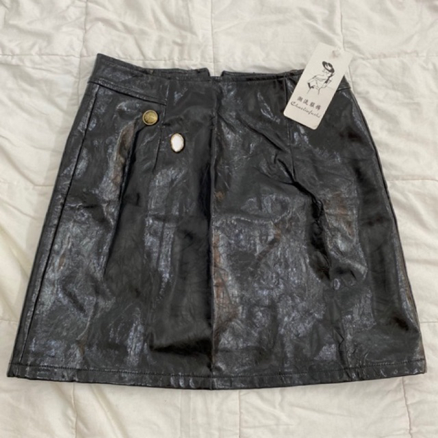 [preloved] Rok Mini /Mini Skirt Glossy Leather; Y2K core academia old money dark core downtown girl